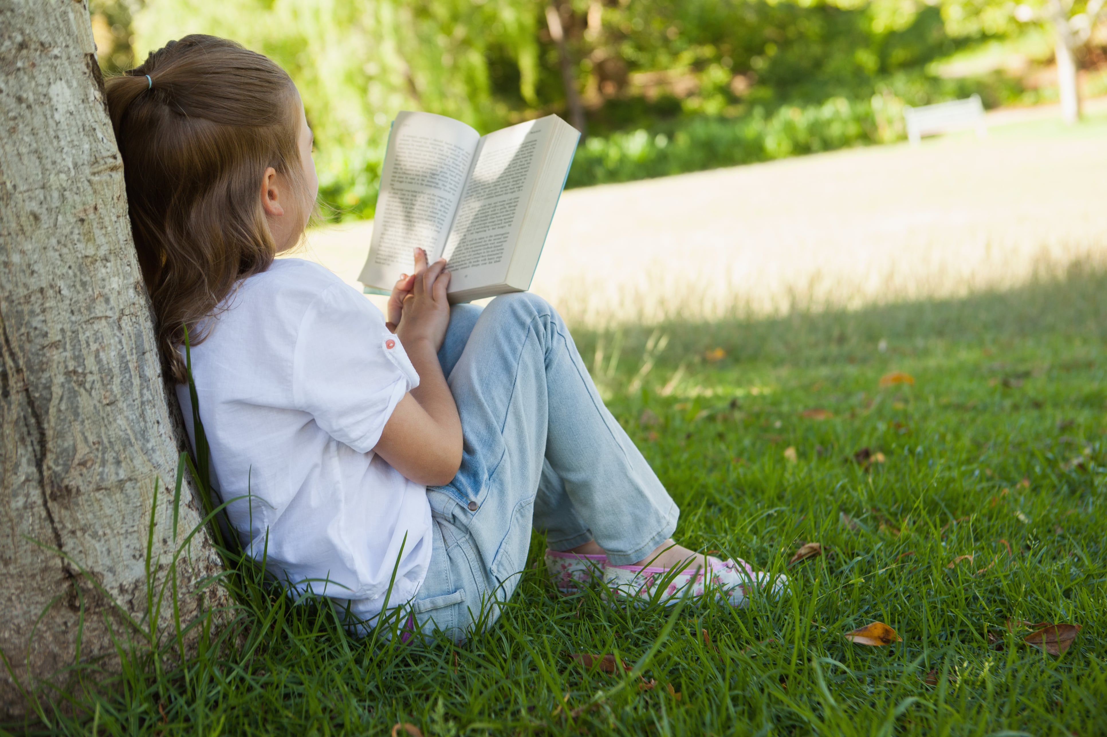 Включи дети читают. Чтение в парке. Девочка с книжкой. Чтение на улице. Фотосессия с книгой.